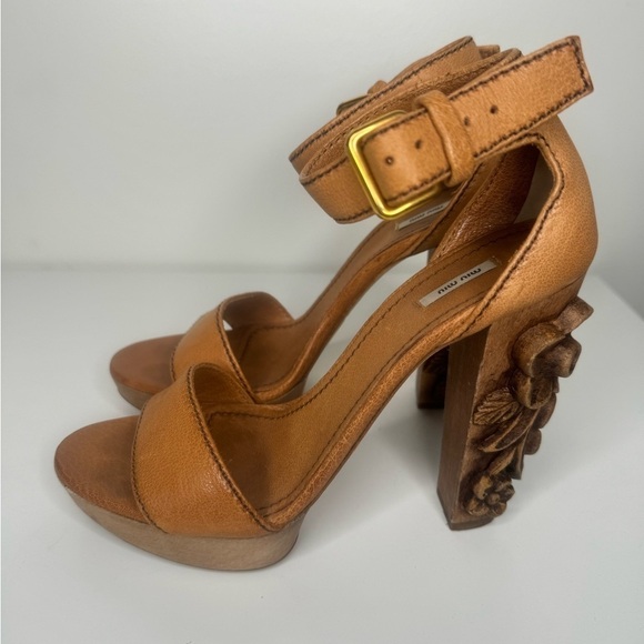Miu Miu Brown Leather Floral Carved Wooden Heel Sandals - Size 38.5 - Picture 4 of 6